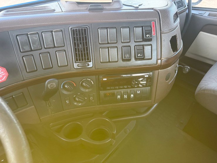 2016-volvo-vnl42t300-image-15