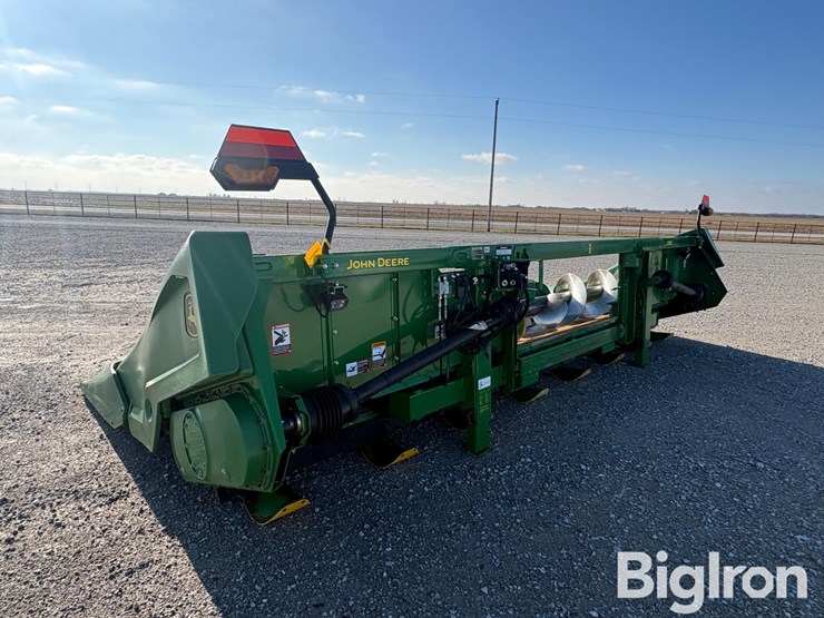 2021-john-deere-c8r-image-7