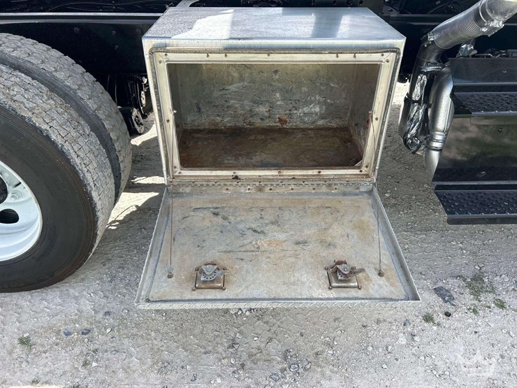 2015-freightliner-m2-106-image-21