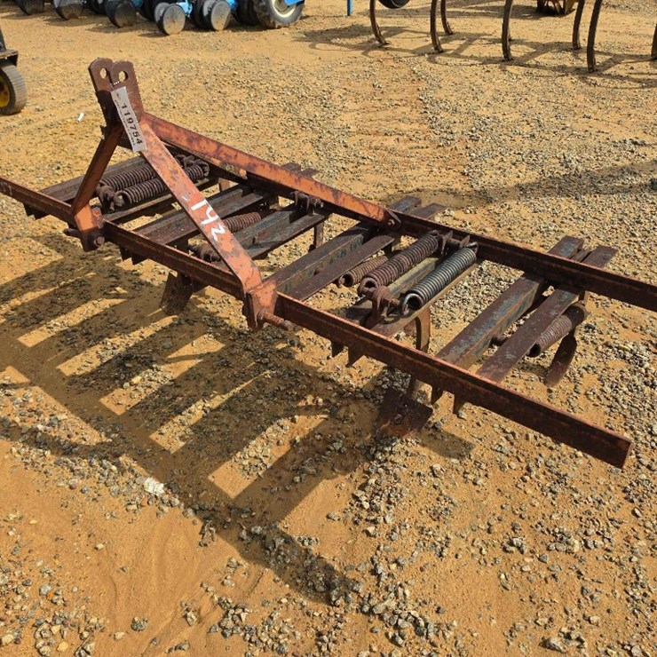 142 - 6 SHANK CHISEL PLOW