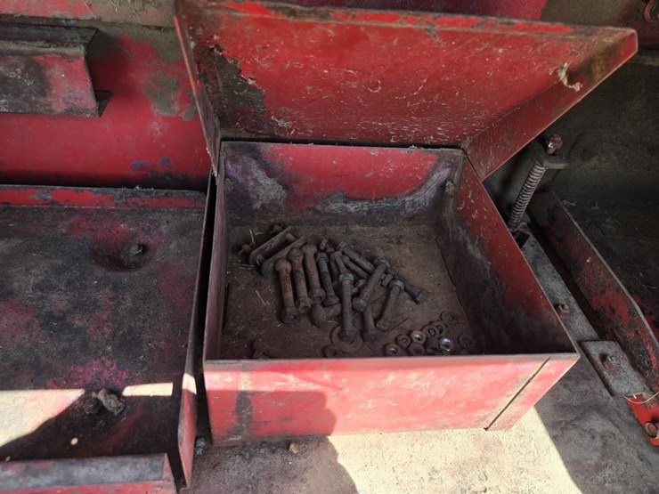 new-holland-270-image-12