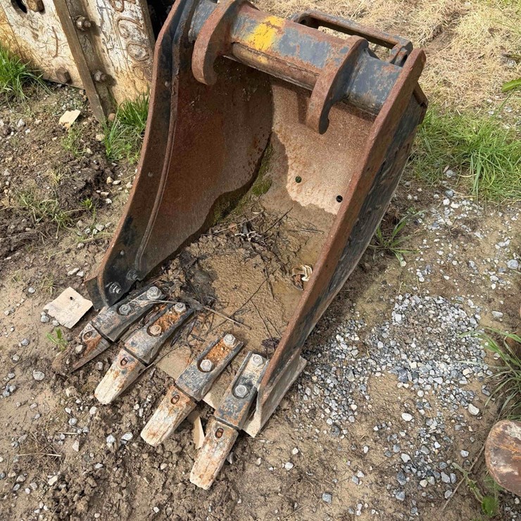 18” Bobcat Toothed Bucket