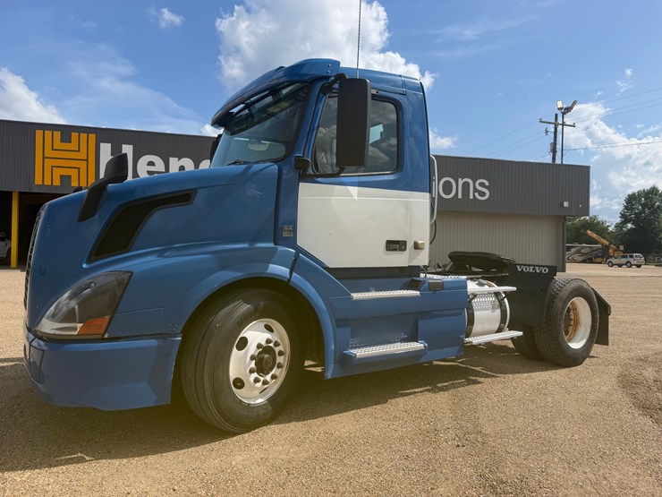#16237-•-2016-volvo-vnl2t300-image-1
