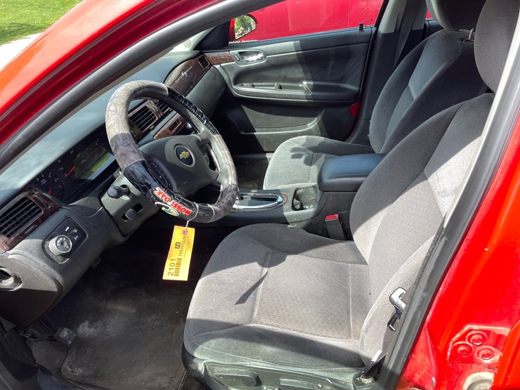 #2101-•-2013-chevy-impala-(has-wi-title)-image-18