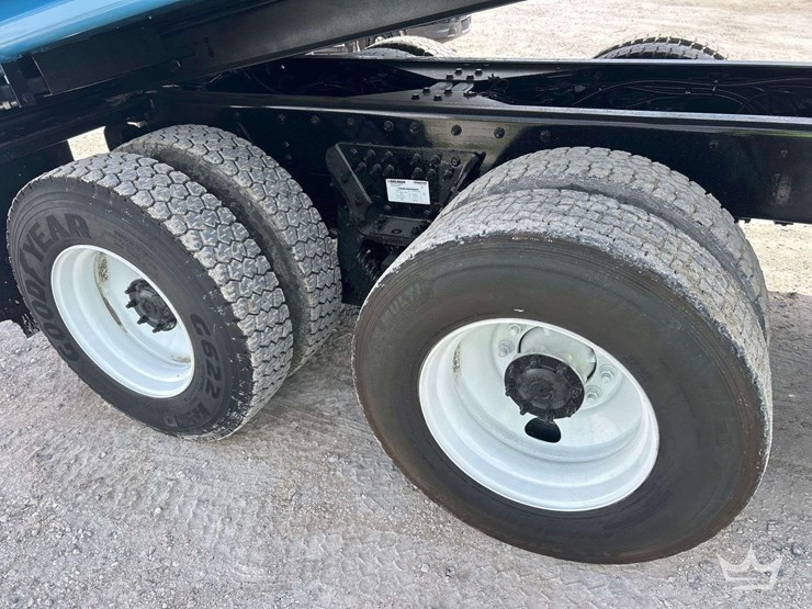 2015-freightliner-m2-106-image-26