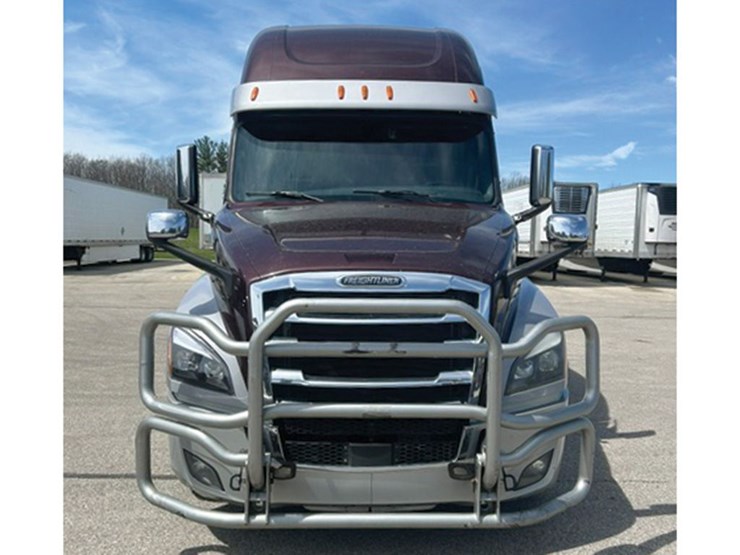 2021-freightliner-cascadia-126-image-3