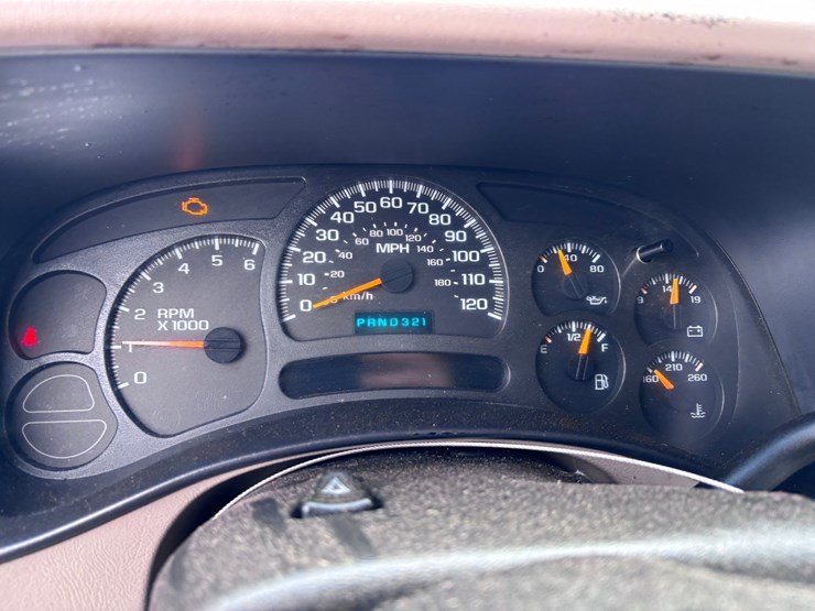 2004-chevrolet-suburban-image-13