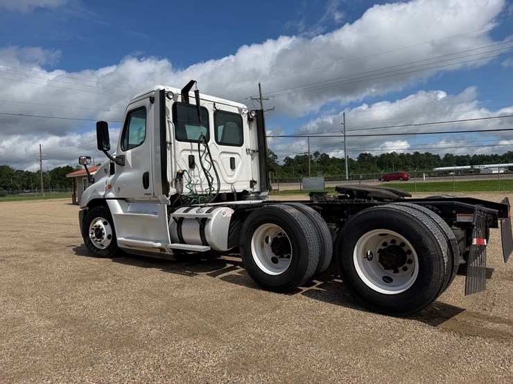 #16229-•-2017-freightliner-cascadia-px12506457-image-4