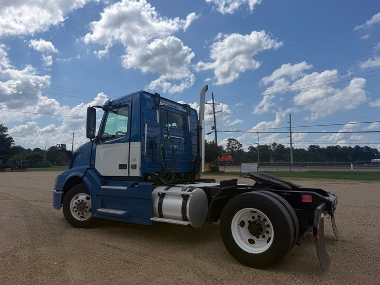 2016-volvo-vnl42t300-image-3