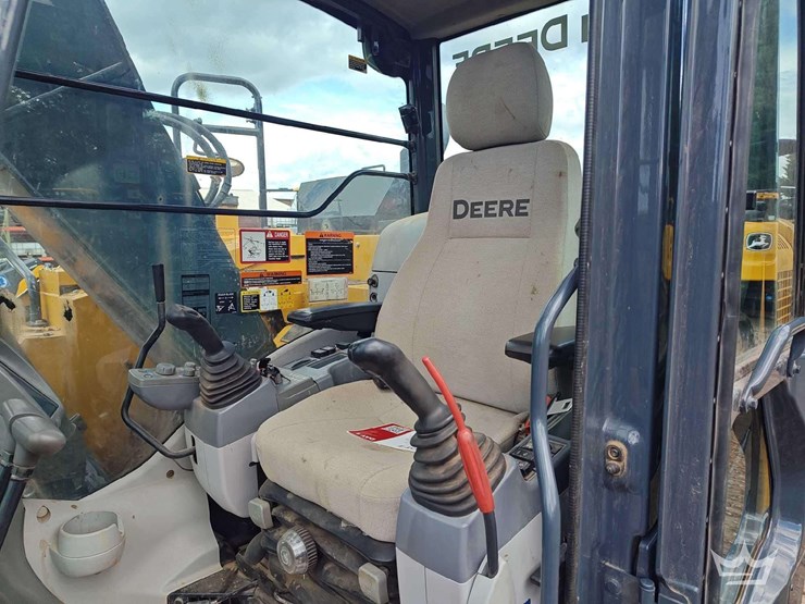 2020-deere-135g-image-40