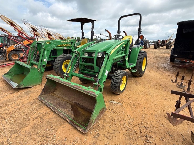 john-deere-3320-image-2