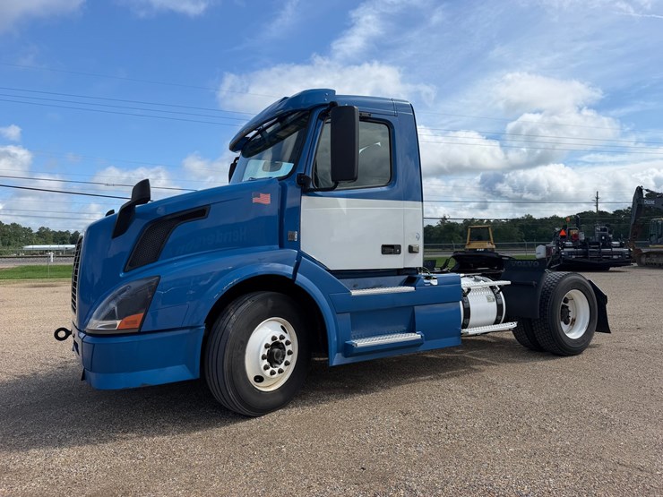 2015-volvo-vnl42t300-image-1