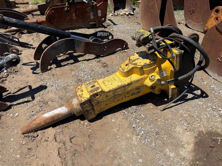 sb552-epiroc-hydraulic-hammer-attachment-image-1
