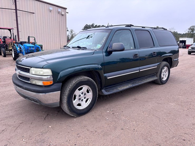 2004-chevrolet-suburban-image-1