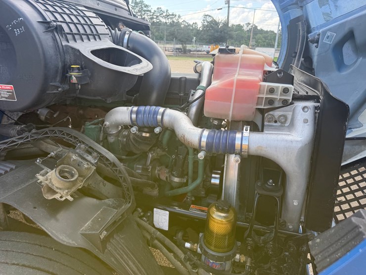 2016-volvo-vnl42t300-image-8