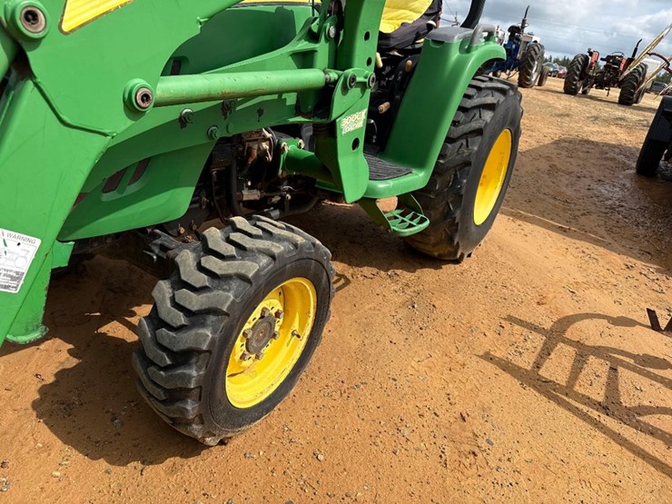 john-deere-3320-image-10