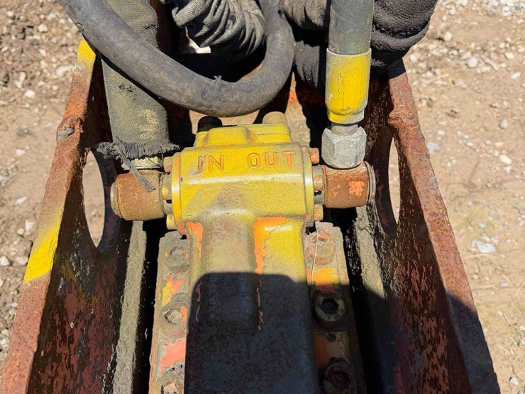 npk-gh4-hydraulic-hammer-attachment-image-4