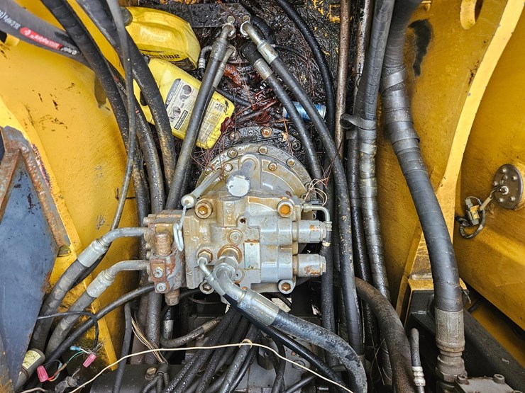 2010-deere-200d-lc-image-29
