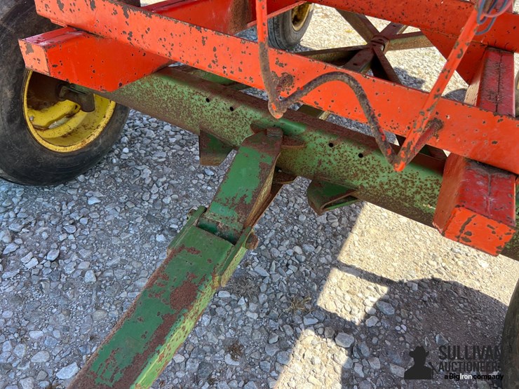 kilbros-350-gravity-flow-wagon-on-jd-running-gear-image-18