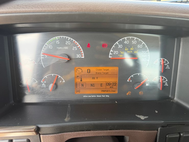 2015-volvo-vnl42t300-image-13