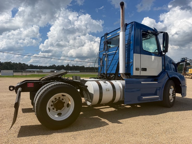 #16237-•-2016-volvo-vnl2t300-image-3