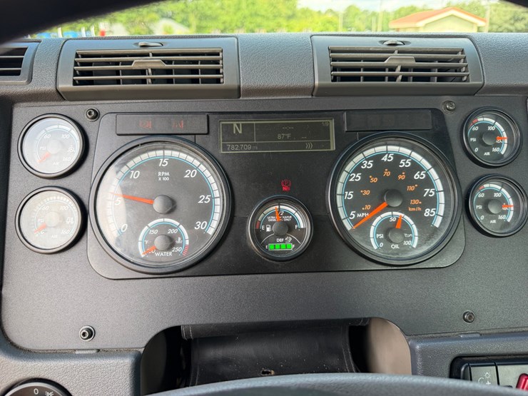 #16229-•-2017-freightliner-cascadia-px12506457-image-10