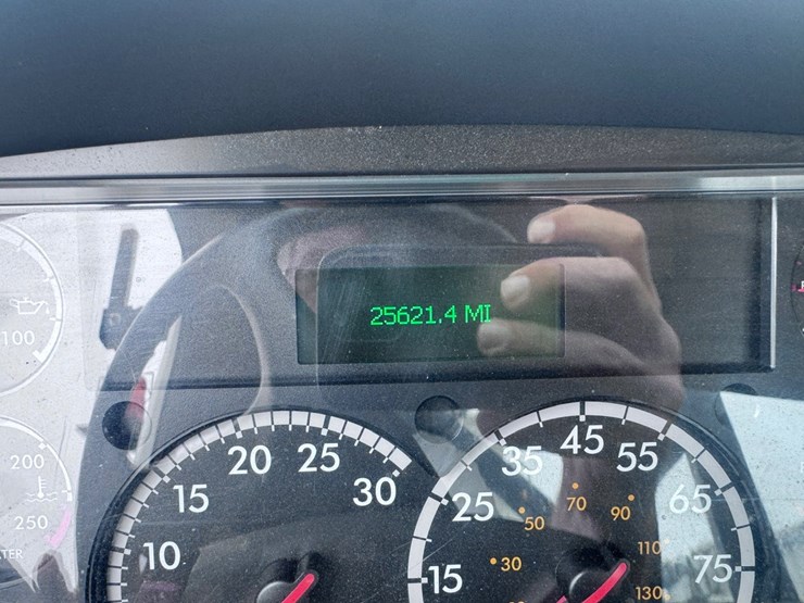 2020-freightliner-m2-106-image-31