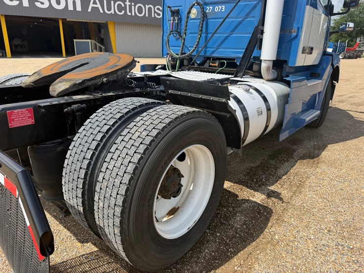 2015-volvo-vnl42t300-image-6