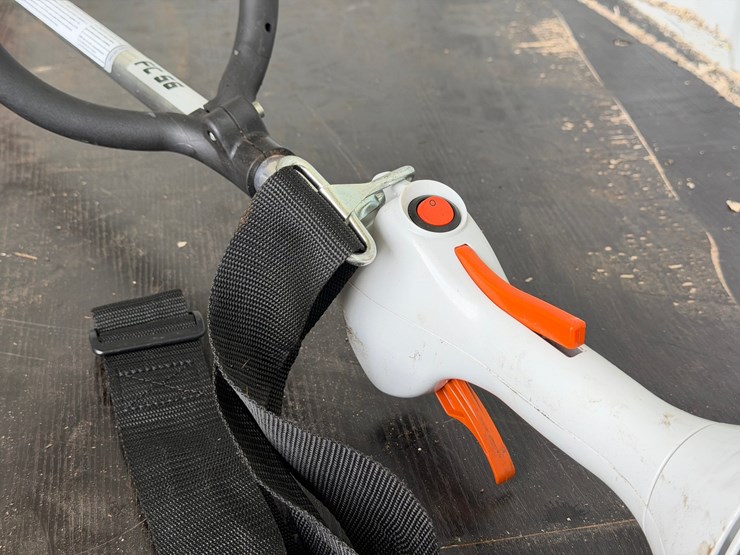 #6022-•-stihl-fc56-edger-image-3
