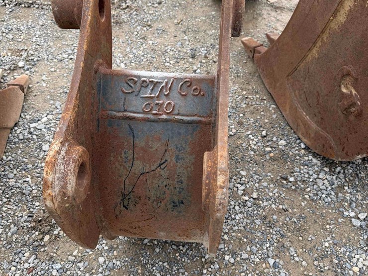 10”-toothed-bucket-image-3