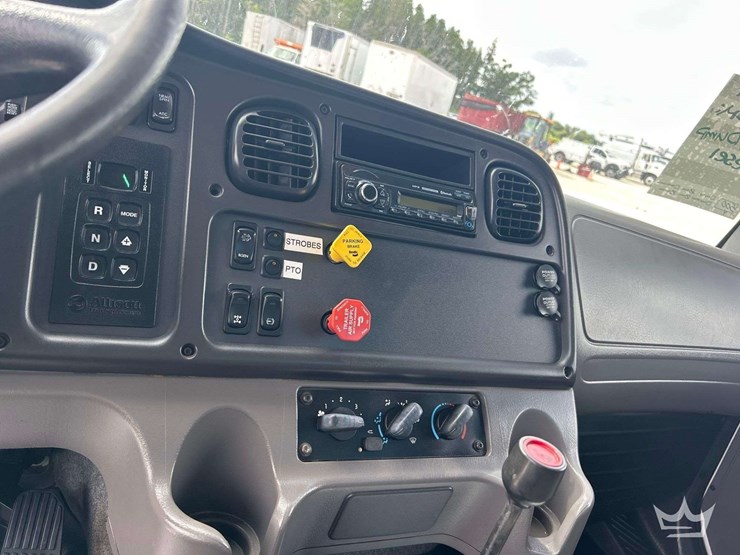 2015-freightliner-m2-106-image-16