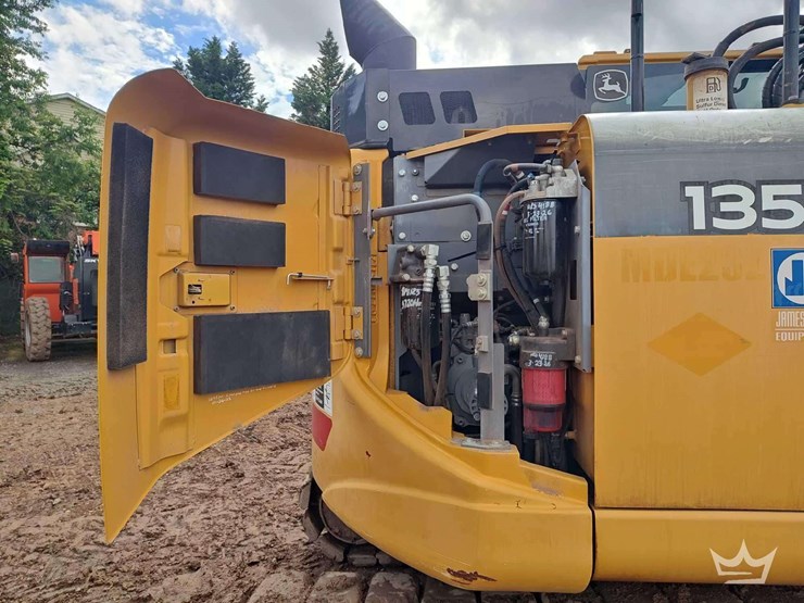 2020-deere-135g-image-21