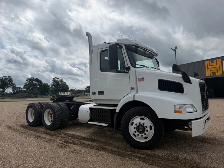 2015-volvo-vnm64t200-image-2