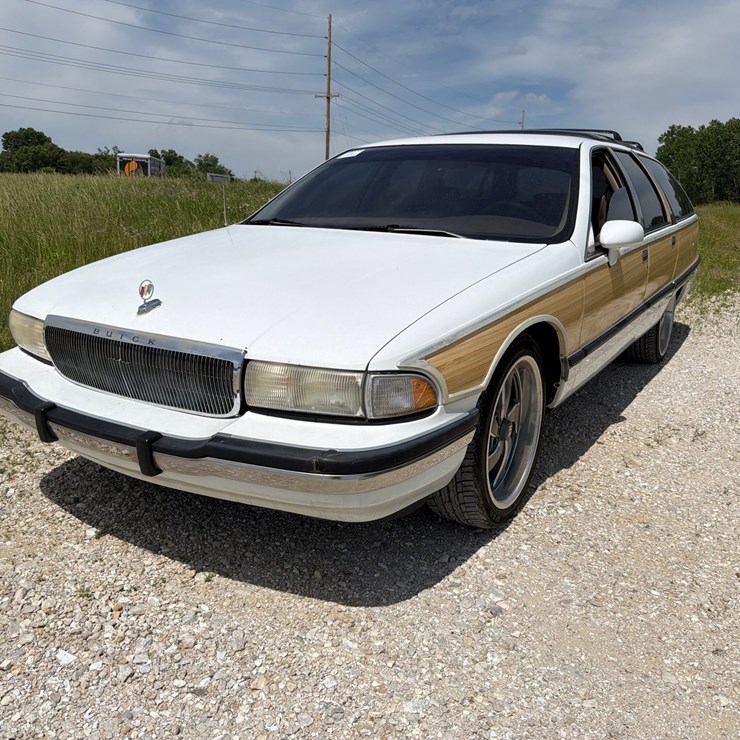 #24067 • 1994 Buick Roadmaster Passenger Car