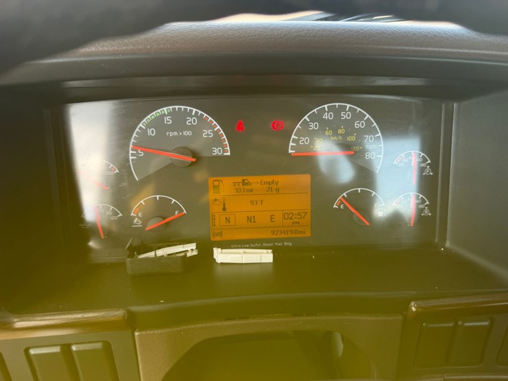 2016-volvo-vnl42t300-image-14