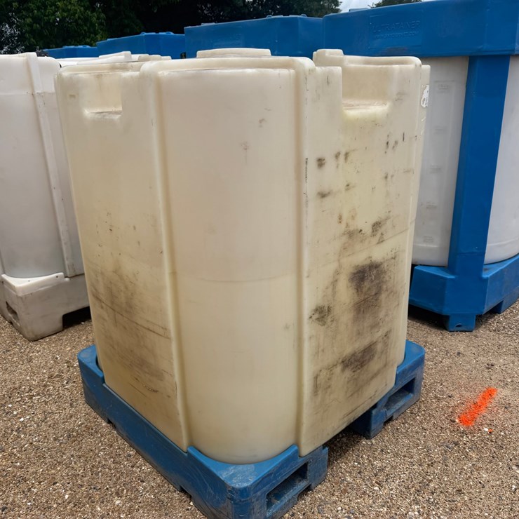 #1645 • 330 GALLON PLASTIC STORAGE OIL TANK