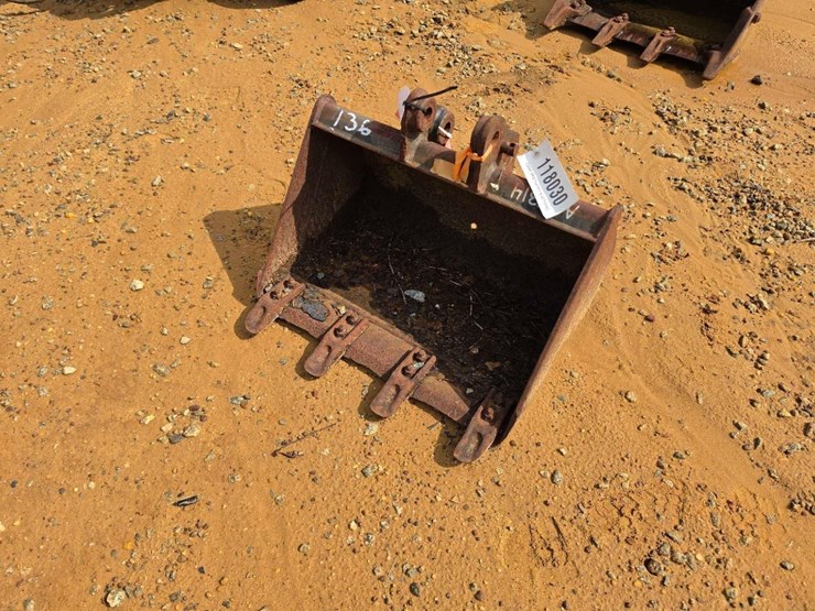 136---used-24"-jcb-bucket-image-1