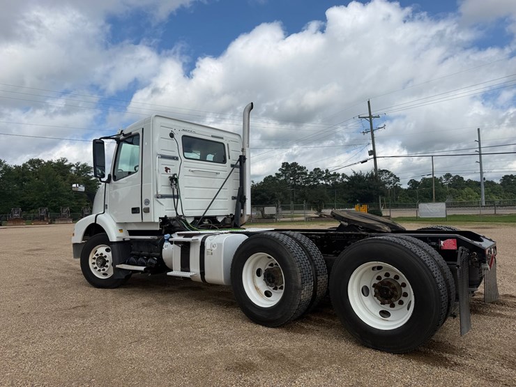 2015-volvo-vnm64t200-image-4