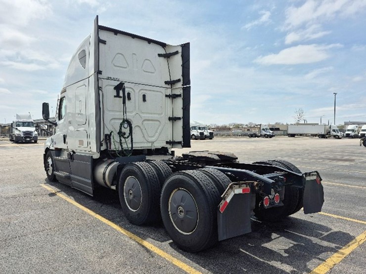 2023-freightliner-cascadia-126-image-2