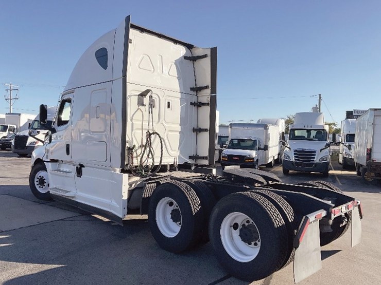 2022-freightliner-cascadia-126-image-2
