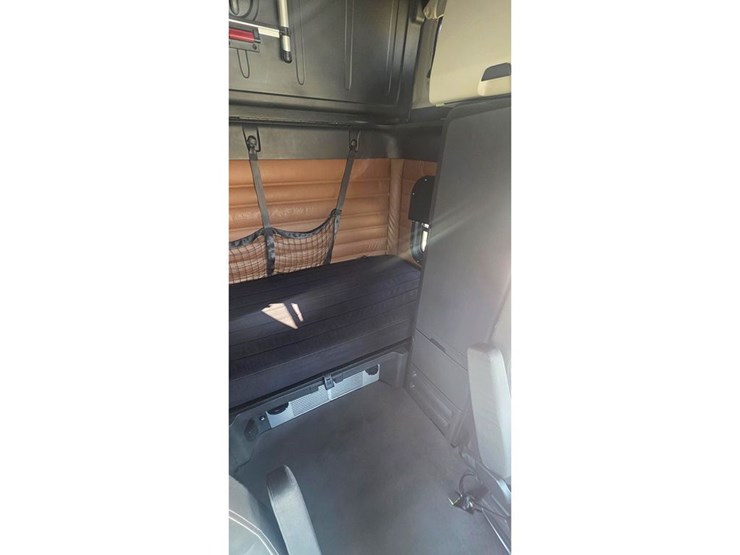 2021-freightliner-cascadia-126-image-4