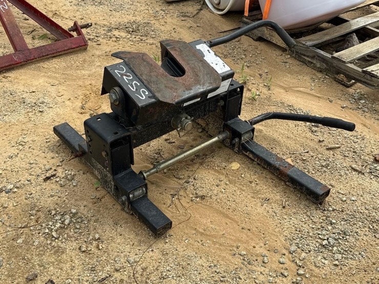 2255---truck-bed-5th-wheel-hitch-image-1