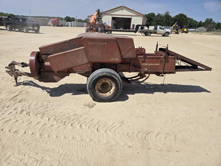 new-holland-270-image-4