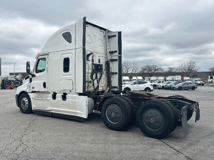 2021-freightliner-cascadia-126-image-2