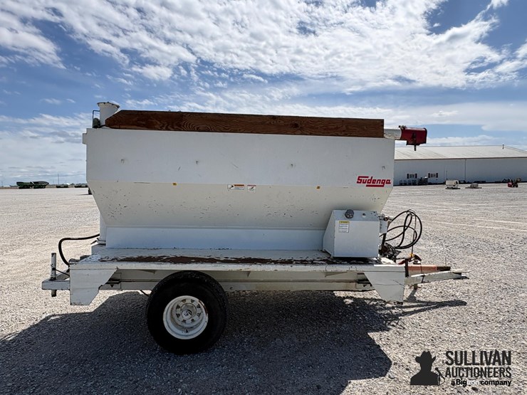 sudenga-2-compartment-feeder-wagon-image-4