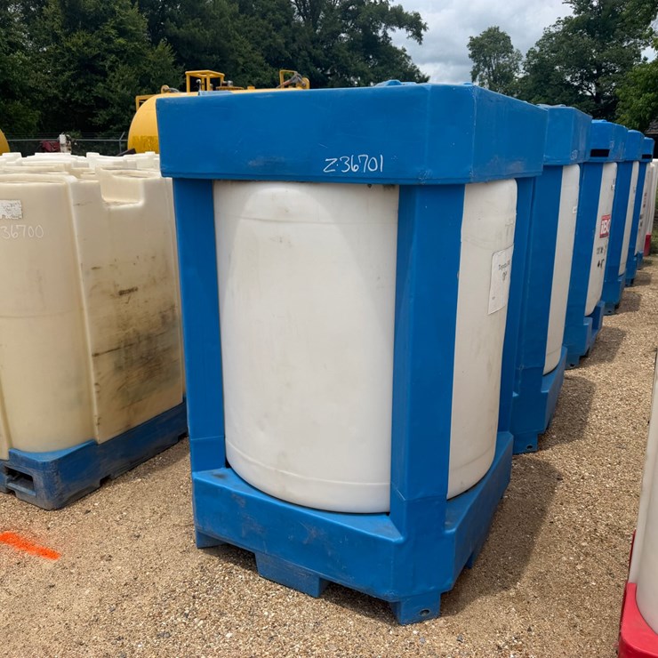 #1646 • 275 GALLON PLASTIC STORAGE OIL TANK