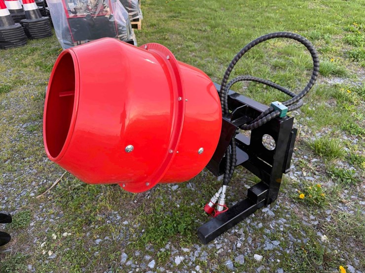 dingo-hydraulic-cement-mixer-attachment-image-1