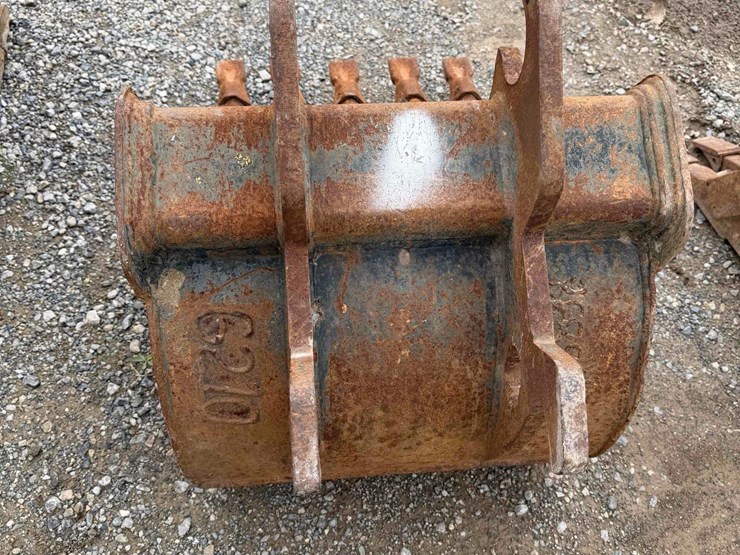 24”-toothed-bucket-image-4
