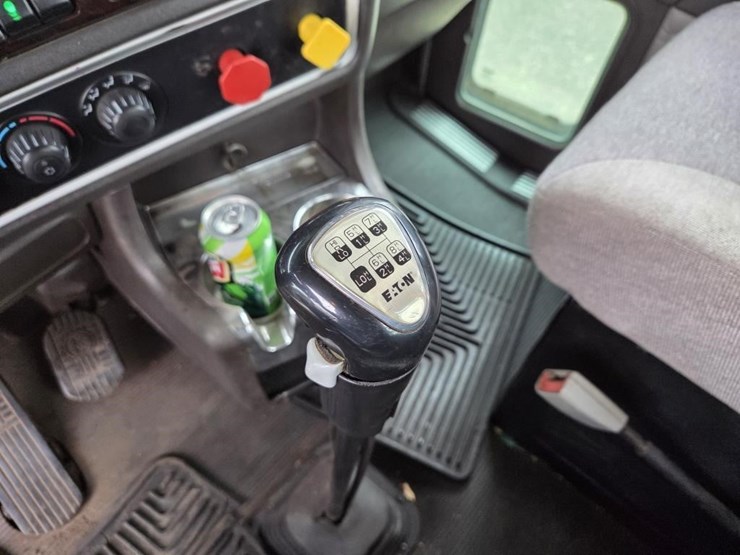 2015-kenworth-t800-image-15