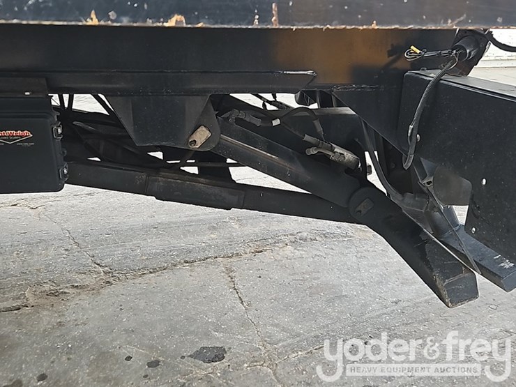 2014-peterbilt-337-image-19